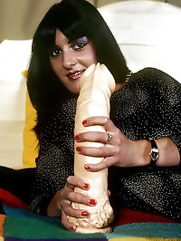 Milfs introduces a big dildo in their pussies